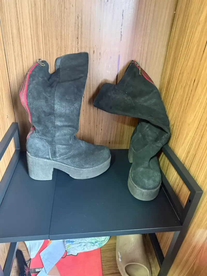 Botas negras de plataforma con cierre rojo - 1