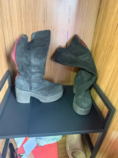 Botas negras de plataforma con cierre rojo - miniatura 1