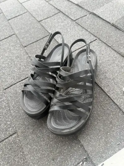 Sandalias negras de plataforma Crocs - miniatura 1