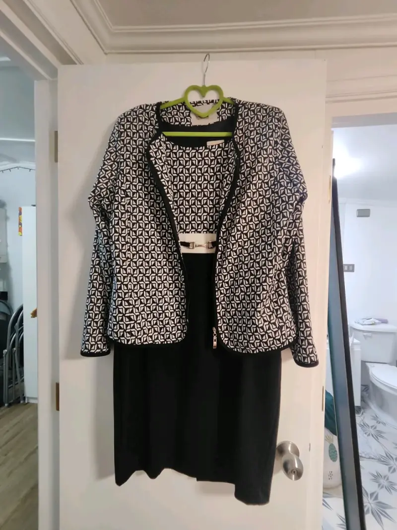 Conjunto de vestido y chaqueta estampada. - 1