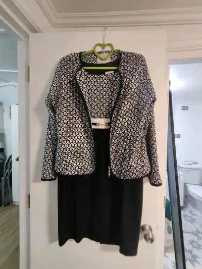 Conjunto de vestido y chaqueta estampada. - miniatura 1