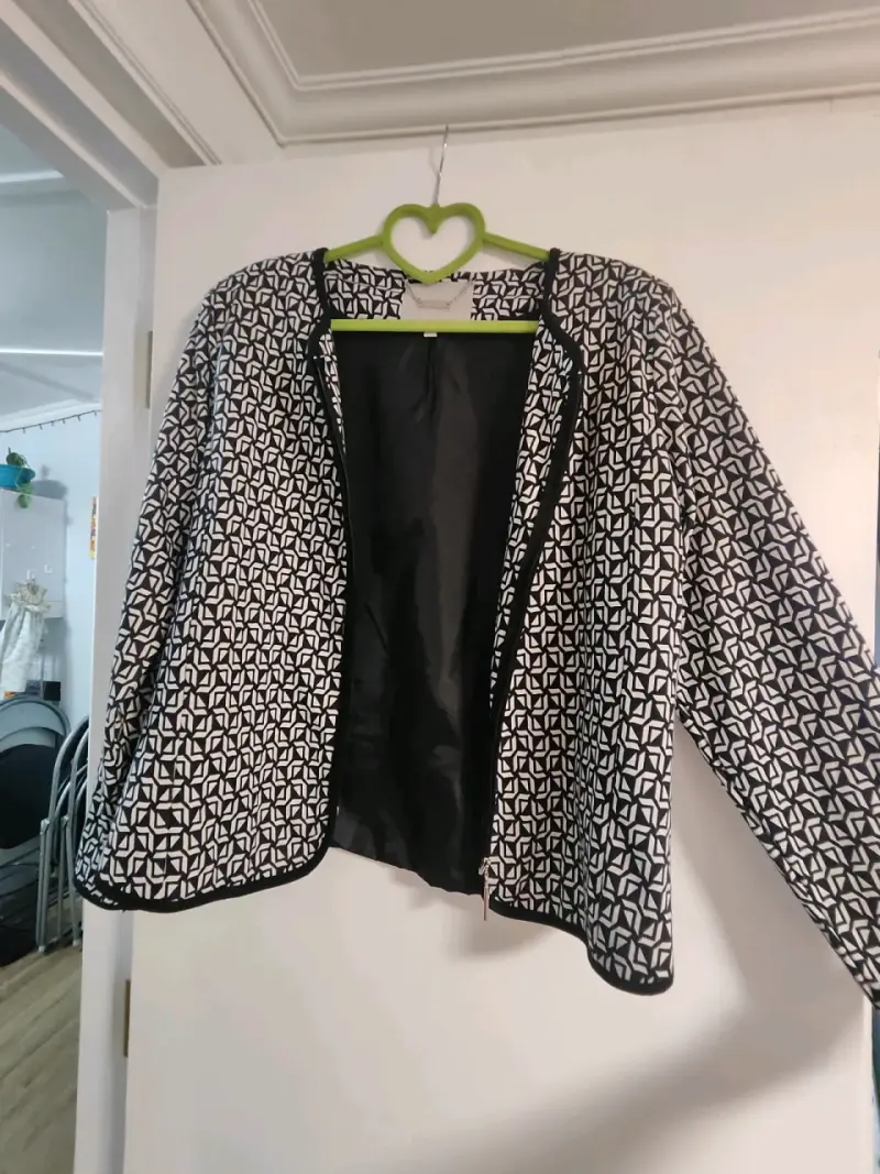 Conjunto de vestido y chaqueta estampada. - 2