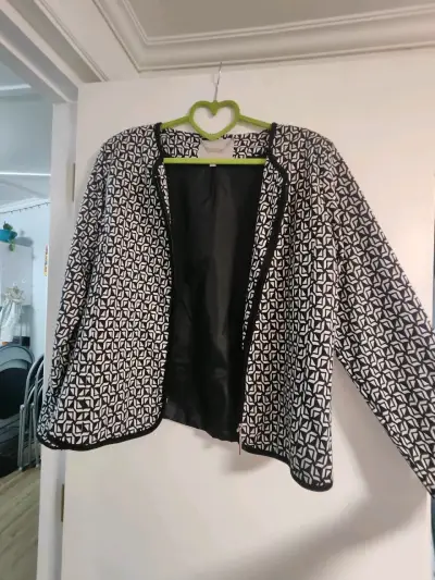 Conjunto de vestido y chaqueta estampada. - miniatura 2