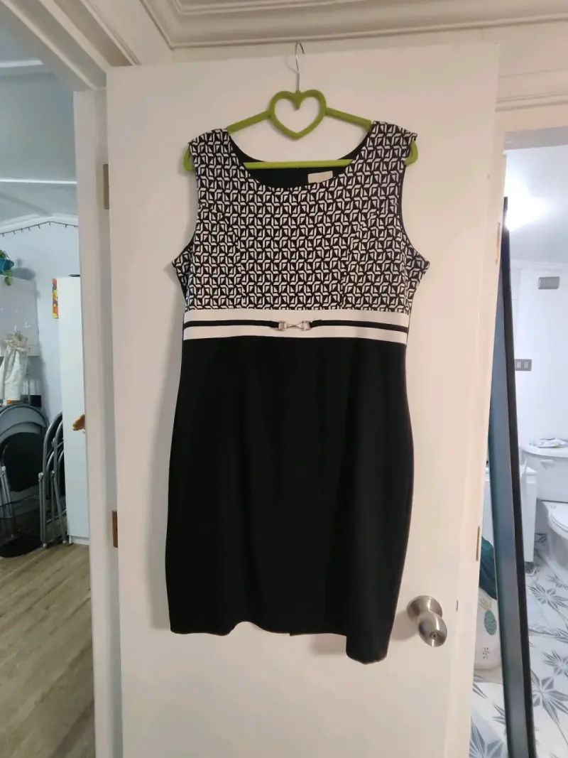 Conjunto de vestido y chaqueta estampada. - 4