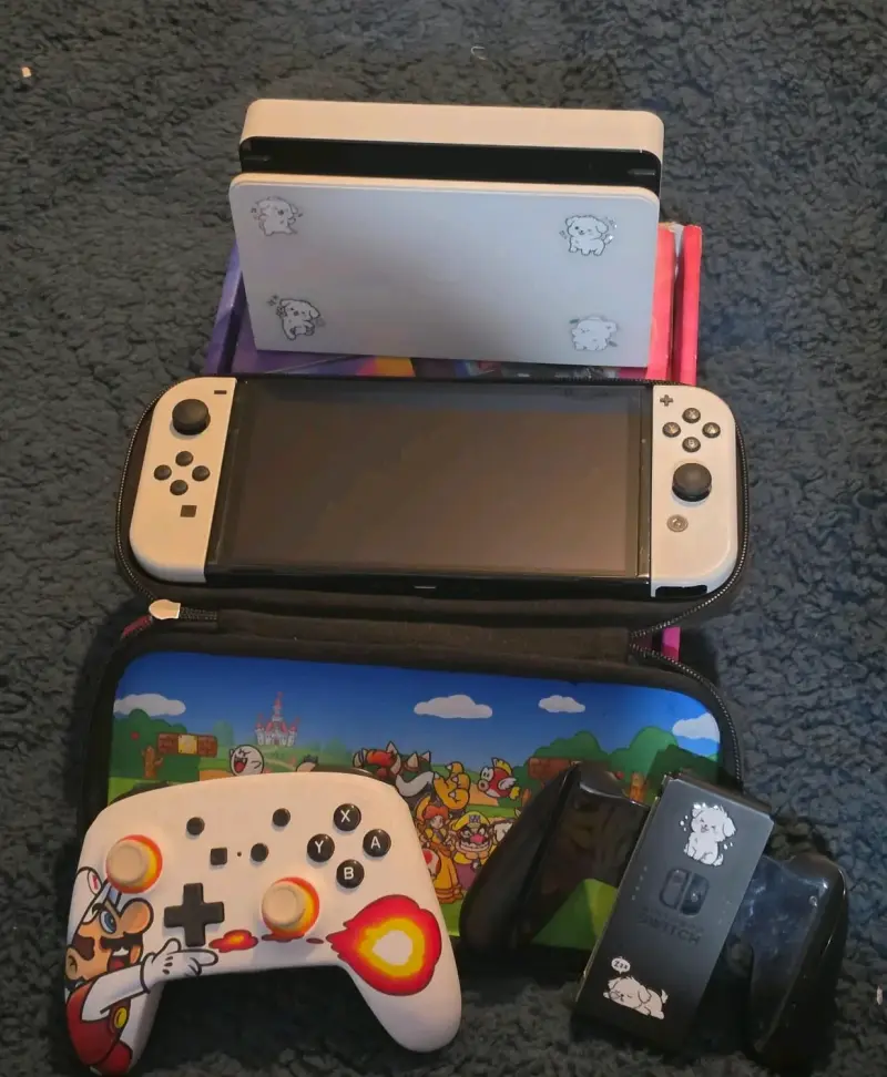 Consola Nintendo Switch con control personalizado y funda - 1