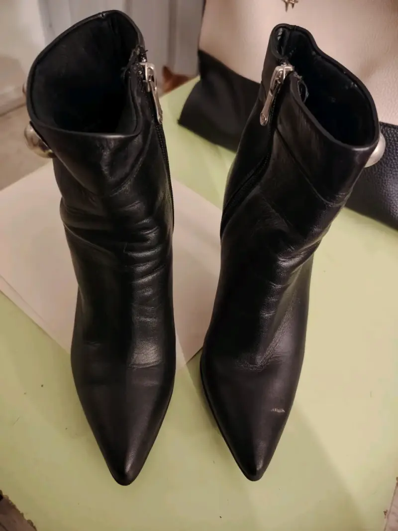 Botines de cuero negro con tacón y detalles metálicos - 2