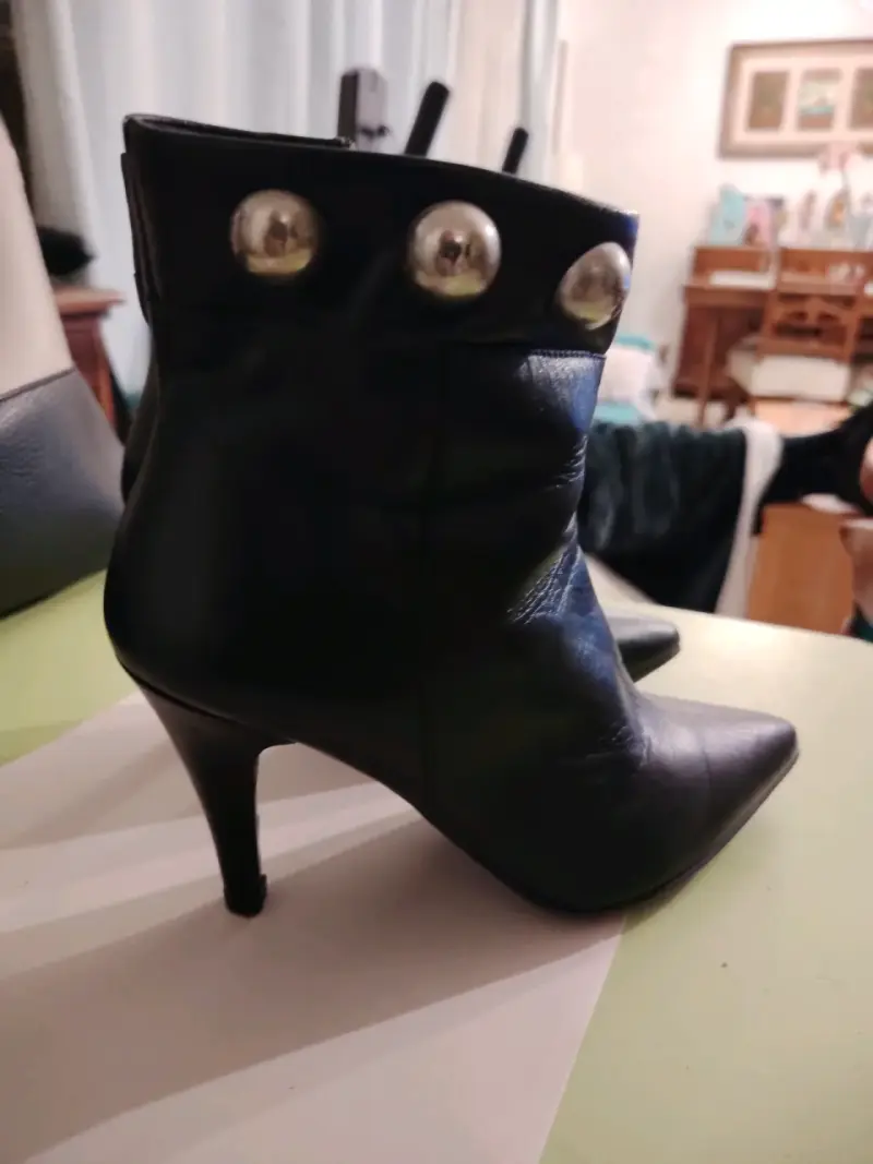 Botines de cuero negro con tacón y detalles metálicos - 3