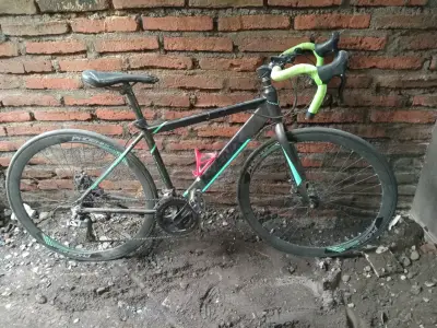 Bicicleta de carretera con manillar verde - miniatura 1