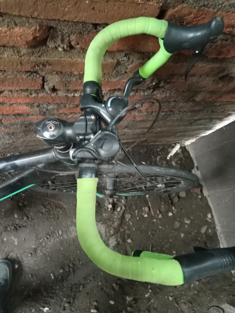 Bicicleta de carretera con manillar verde - 3