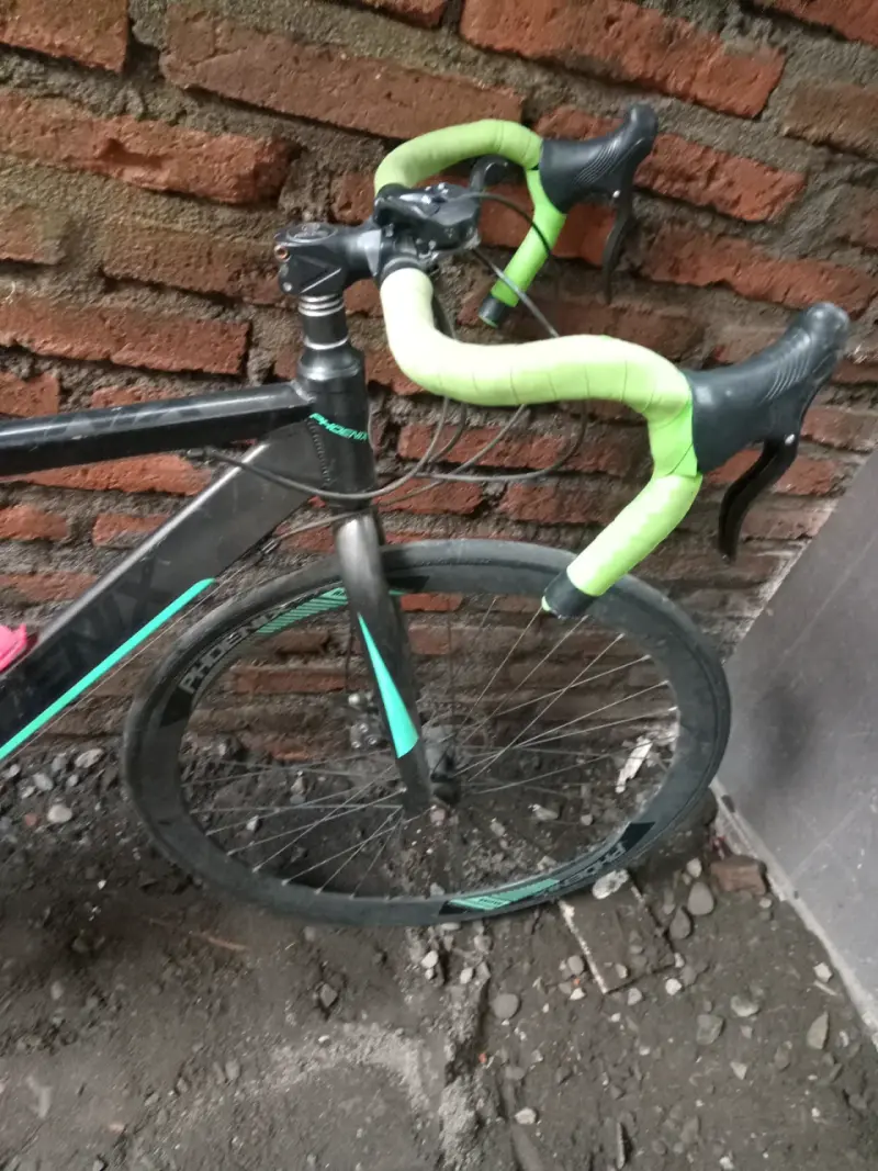 Bicicleta de carretera con manillar verde - 4