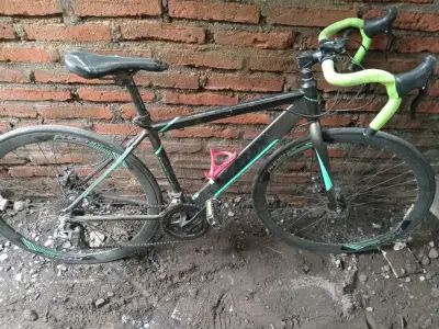 Bicicleta de carretera con manillar verde - miniatura 5