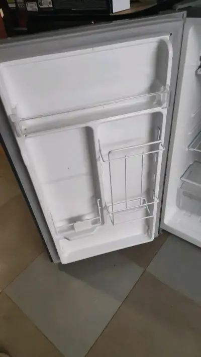 Frigobar pequeño maigas gris eficiente - miniatura 3
