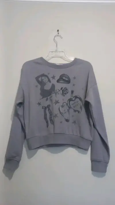 Polerón gris con diseño gráfico - miniatura 1