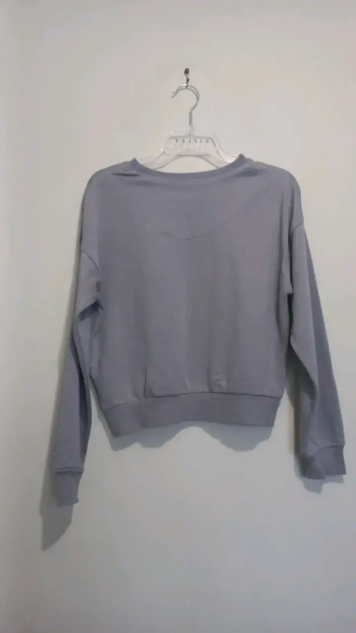 Polerón gris con diseño gráfico - 2