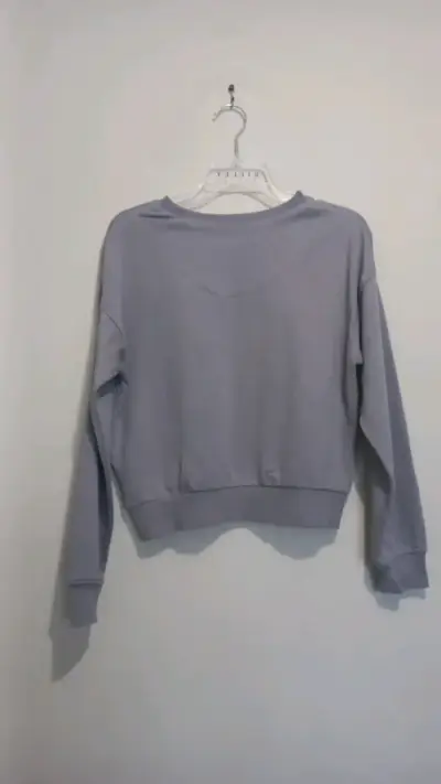 Polerón gris con diseño gráfico - miniatura 2