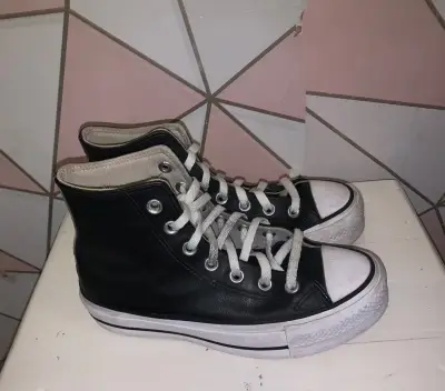 Zapatillas Converse All Star negras y Vans - miniatura 1
