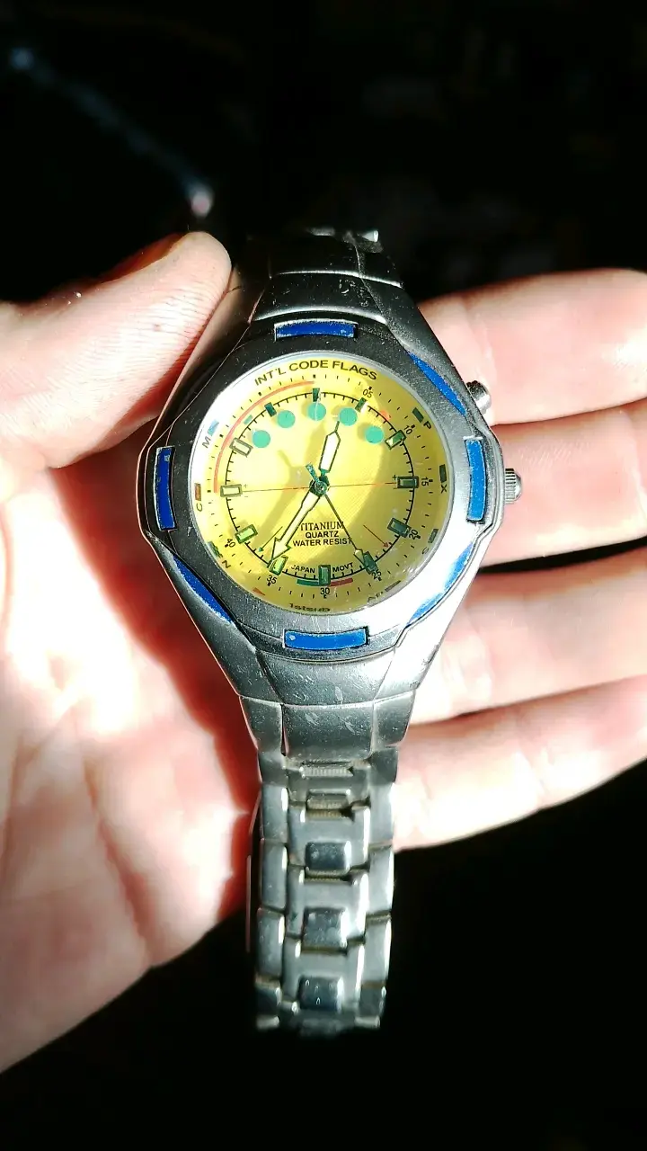Reloj de pulsera de titanio con esfera amarilla - 1