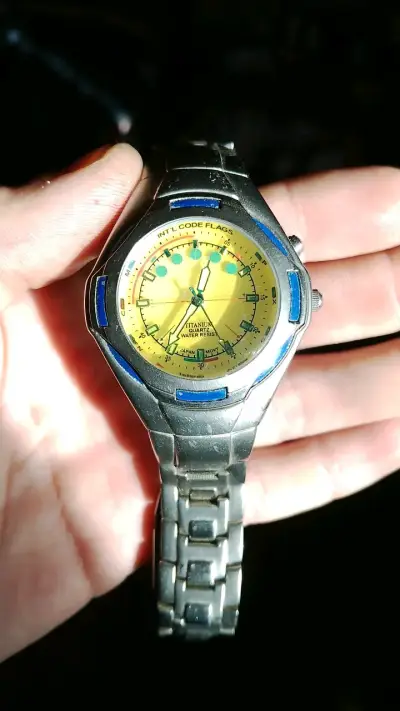 Reloj de pulsera de titanio con esfera amarilla - miniatura 1