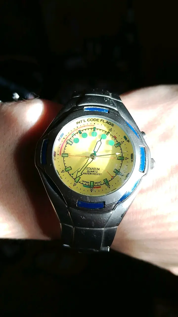Reloj de pulsera de titanio con esfera amarilla - 3