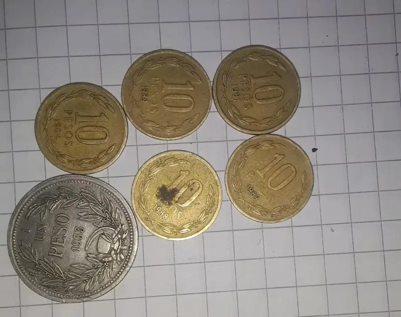 Lote de monedas antiguas chilenas de 10 pesos y 1 peso - 2