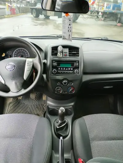 Nissan Versa 2016 en buen estado - miniatura 4