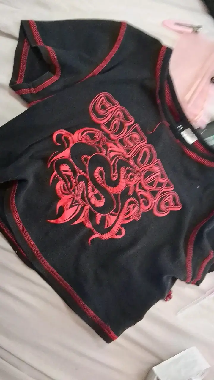 Polera negra con diseño de dragón rojo