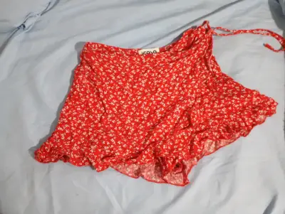 Falda corta roja con estampado floral Icono - miniatura 1