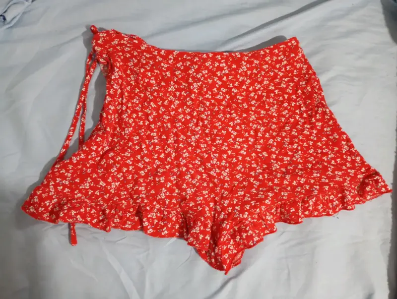 Falda corta roja con estampado floral Icono - 2