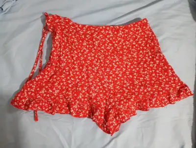 Falda corta roja con estampado floral Icono - miniatura 2