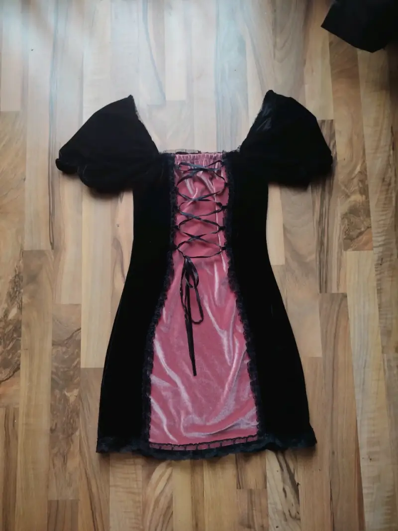 Vestido gótico negro de terciopelo con encaje