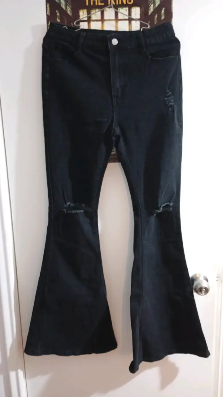Pantalones acampanados negros con roturas - 1