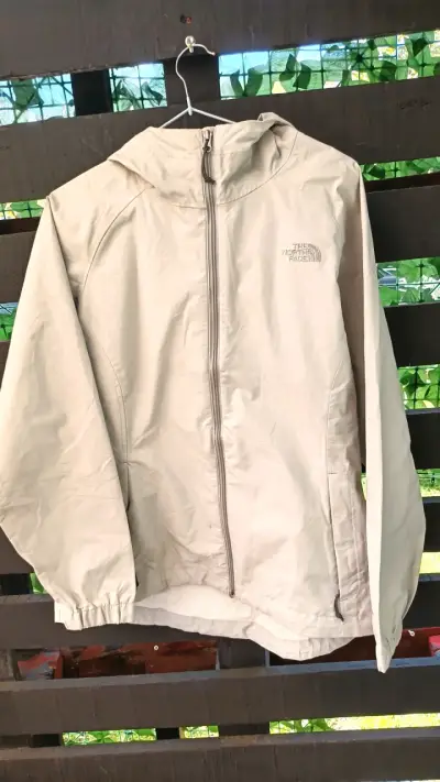 Chaqueta impermeable The North Face beige para mujer - miniatura 1