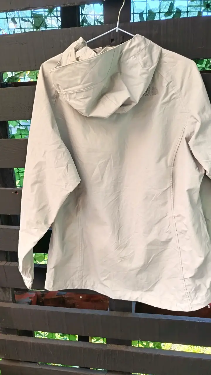 Chaqueta impermeable The North Face beige para mujer - 3