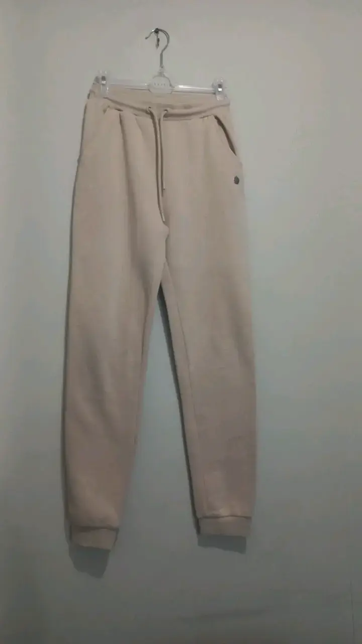 Conjunto de buzo beige con diseño Nebraska