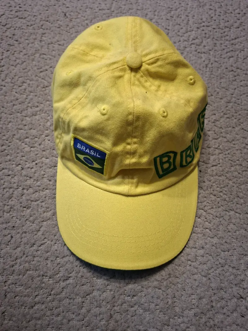 Gorra amarilla Brasil con bandera bordada - 1