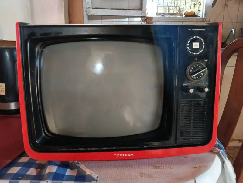 Televisor retro Toshiba rojo con perillas - 1