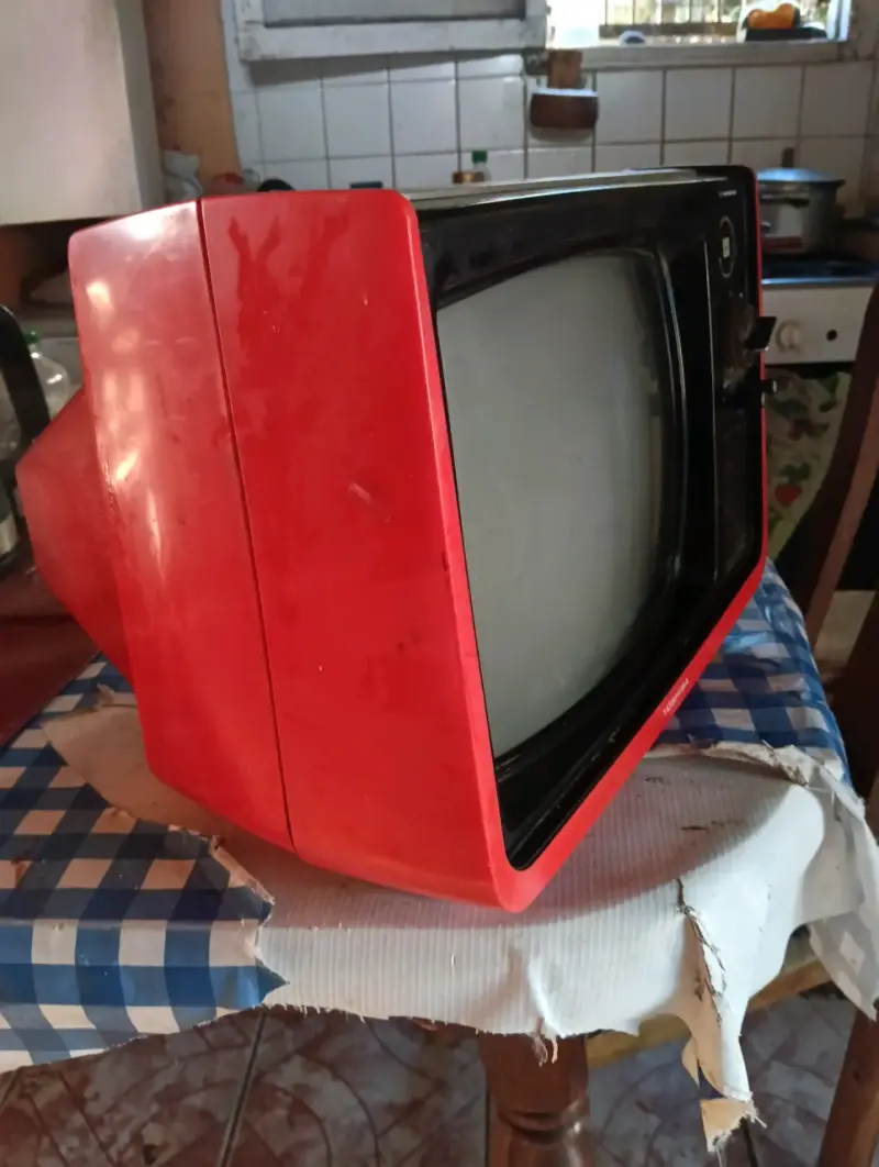 Televisor retro Toshiba rojo con perillas - 2