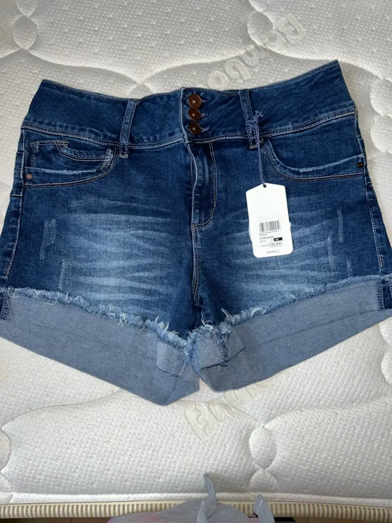 Shorts de mezclilla Wados con diseño desgastado - 1