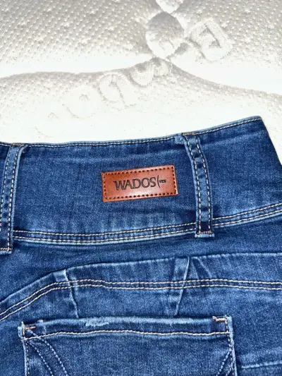 Shorts de mezclilla Wados con diseño desgastado - miniatura 4