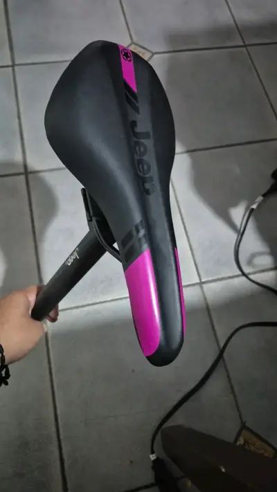 Asiento de bicicleta Jeep negro y rosa - miniatura 1