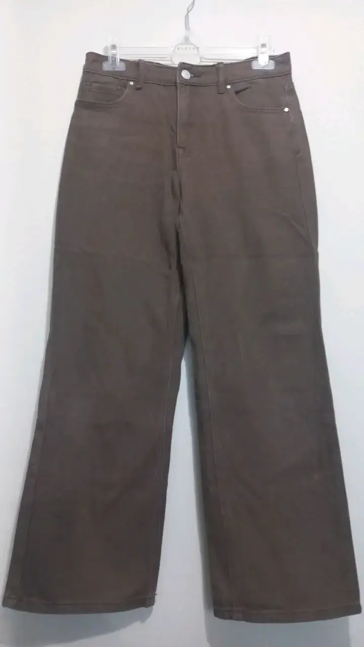 Pantalón cafe de corte recto para niña