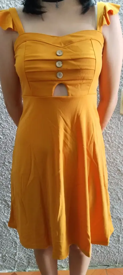 Vestido corto con botones decorativos en varios colores - miniatura 2