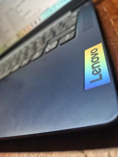 Laptop Lenovo AMD Ryzen 5 8GB RAM Azul - miniatura 1