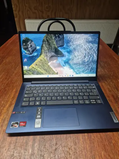 Laptop Lenovo AMD Ryzen 5 8GB RAM Azul - miniatura 3