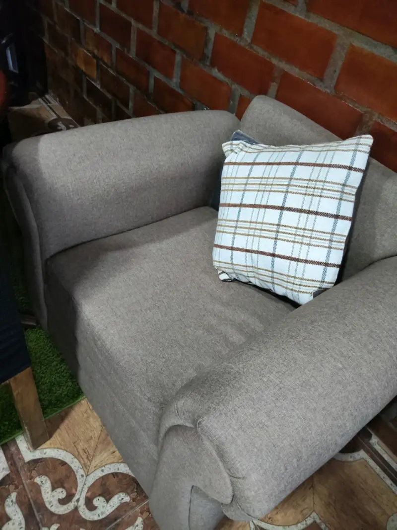 Sofá y sillón de tela gris con cojines - 1