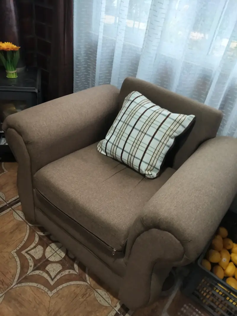Sofá y sillón de tela gris con cojines - 2