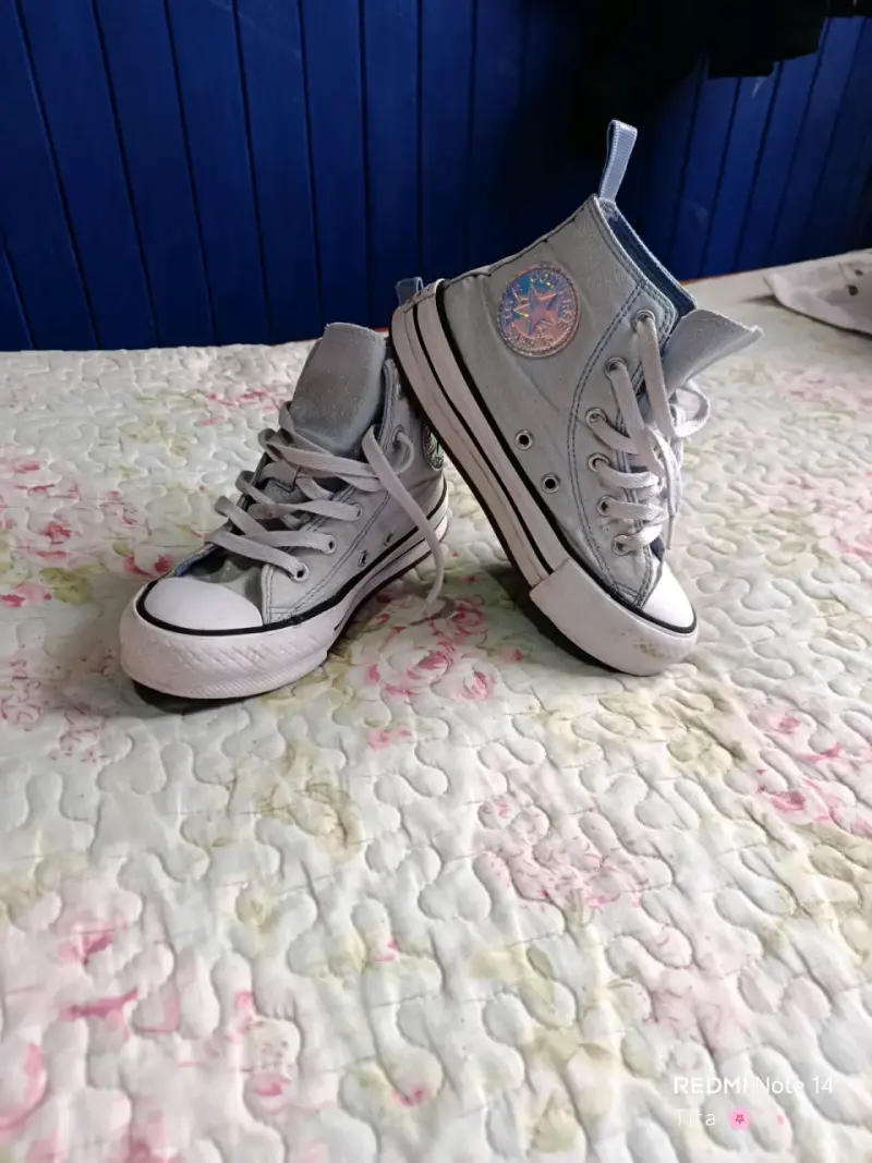 Zapatillas altas celeste estilo urbano