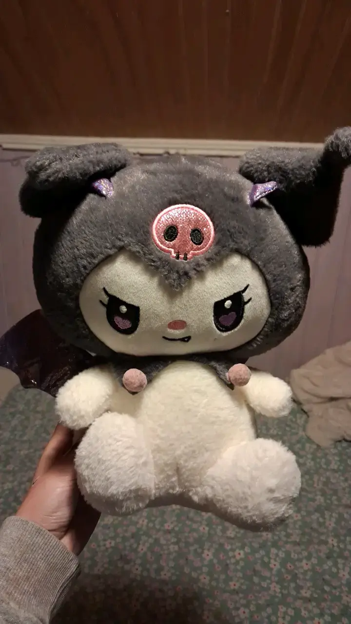 Peluche Kuromi Sanrio suave y adorable