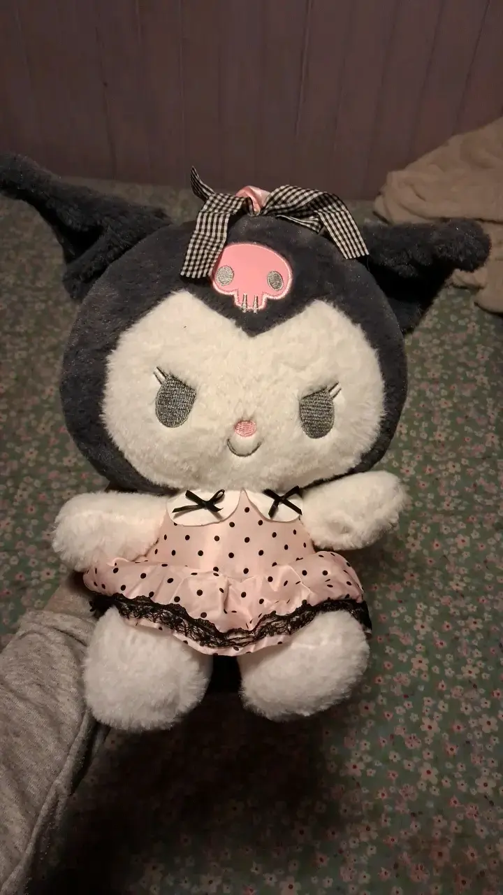 Peluche Kuromi con vestido rosa