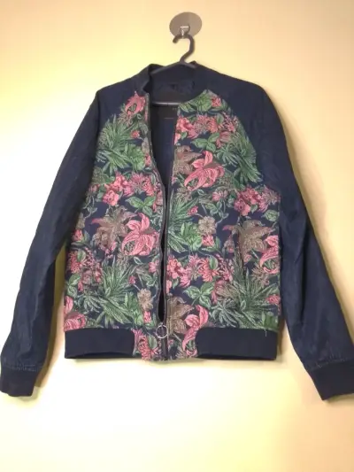 Chaqueta bomber floral para mujer - miniatura 2
